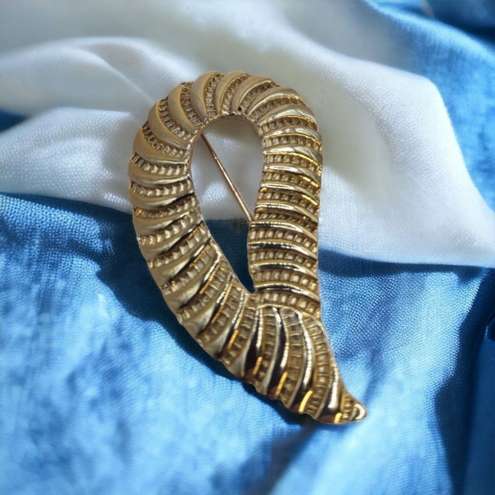 Gold Tone Metal Paisley Ribbon Brooch Pin Unbranded Woman's Gift 2 1/2in Fashion